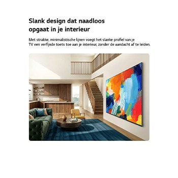 Een LG QNED evo AI QNED90 Mini LED ultragrote tv hangt aan de muur in een moderne woonkamer en laat in het groot een astronautenscène zien op een breed scherm dat de kamer helemaal vult en voor een echte bioscoopervaring zorgt.